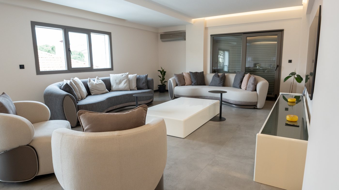 Zora Ailesinin Evi salon